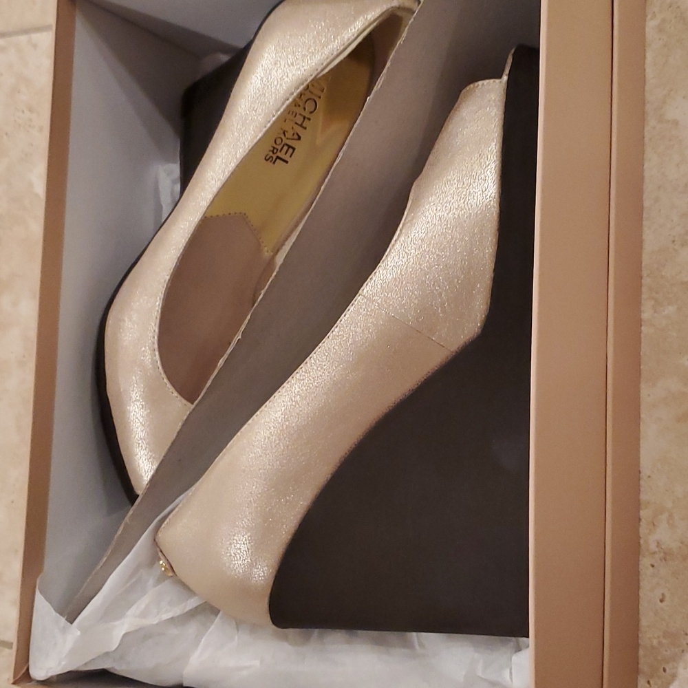Micharl Kors Lexi Mid wedge shoe